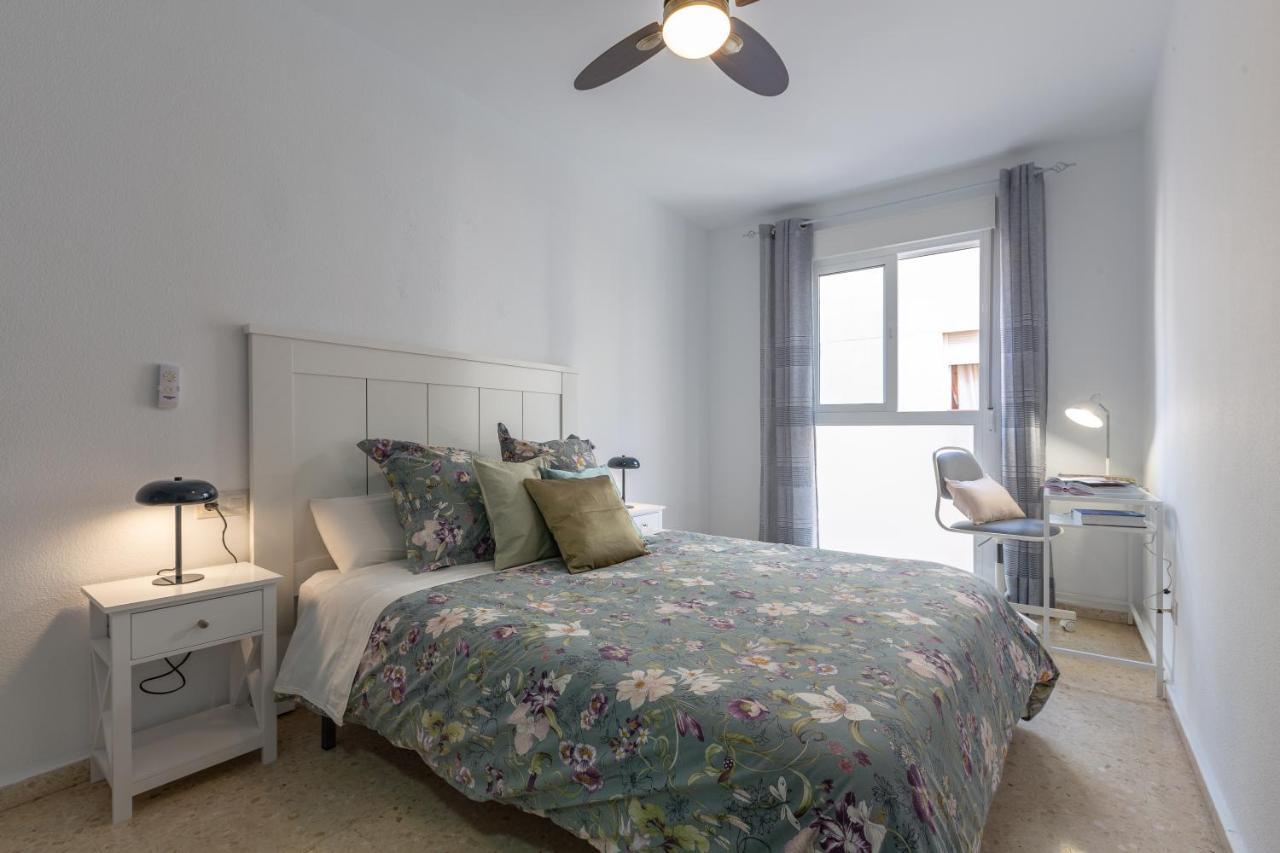 Luminoso Apartamento De Dos Habitaciones Con Terraza Y Parking En El Centro Málaga Eksteriør billede