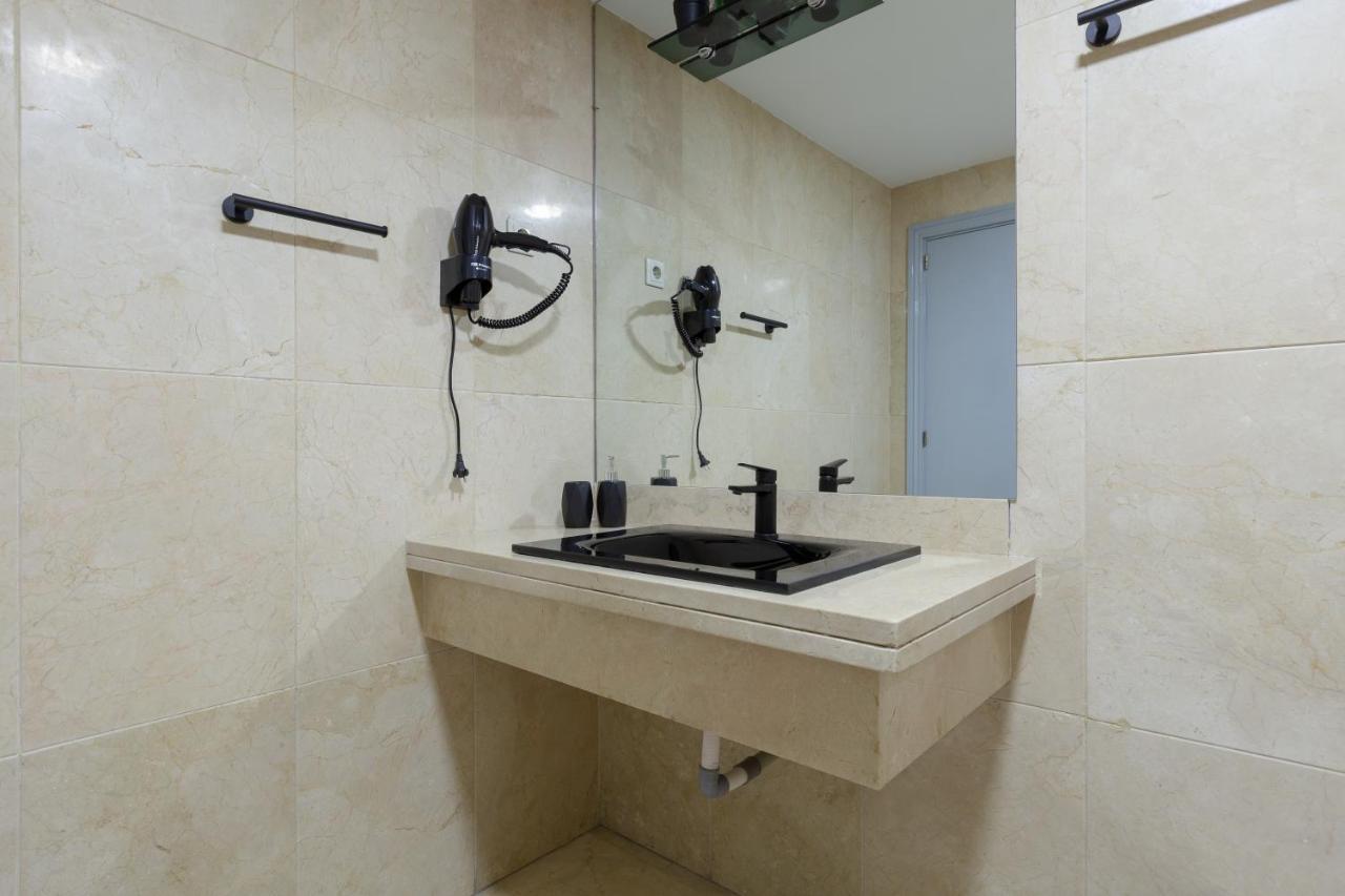 Luminoso Apartamento De Dos Habitaciones Con Terraza Y Parking En El Centro Málaga Eksteriør billede