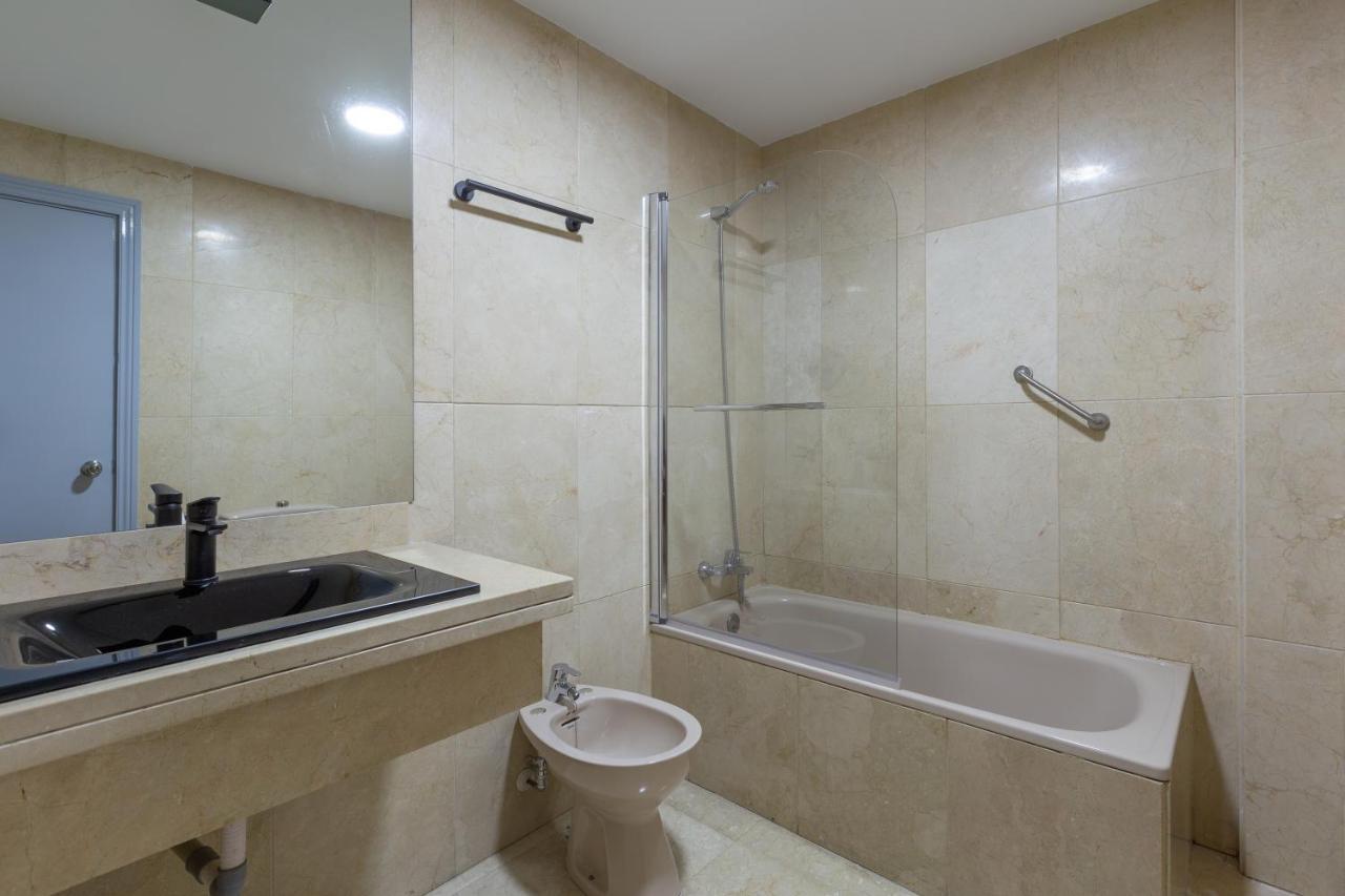 Luminoso Apartamento De Dos Habitaciones Con Terraza Y Parking En El Centro Málaga Eksteriør billede